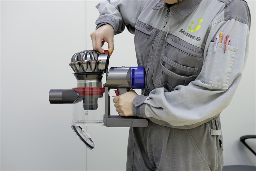 ↑ゴミ捨て機構がこちら。レバーを上に引き上げるとクリアビンの底が開き、同時にクリアビン内のスクレイパー(へら)が内側にこびりついたゴミをこそげ落としてくれます