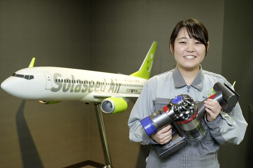 なぜ「飛行機の整備士」が家庭用の「ダイソン」を使うのか? 宮崎の航空会社がダイソンのコードレス掃除機に決めたワケ