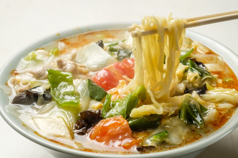 【街中華の名店】日本式ラーメンの故郷・浅草にある「十八番」に舌鼓! 名物はトマトの甘みと清涼感が独特な「酸辣湯麺」
