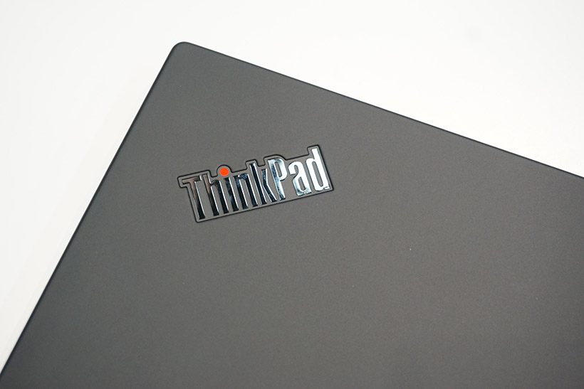 ↑鈍く光るクロームメッキ仕様のThinkPadロゴ