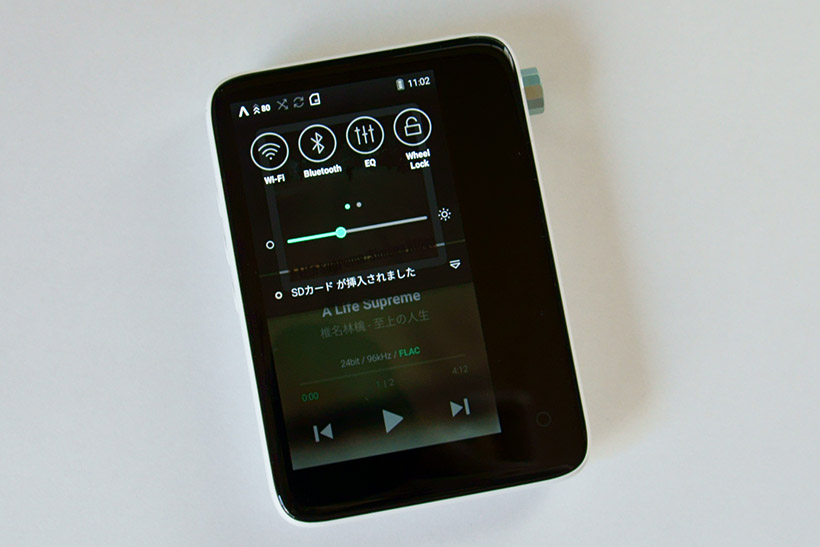 ↑上から引き出すと、Wi-FiやBluetooth、イコライザーなどのオン/オフができる