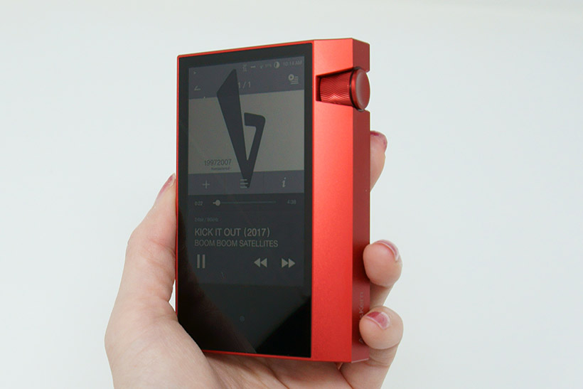 ↑「Astelll&Kern AK70 MKII」は日本限定カラー「Sunshine Red」と「Marine Blue」が発売されたばかり(画像はSunshine Red。参考価格8万1880円)
