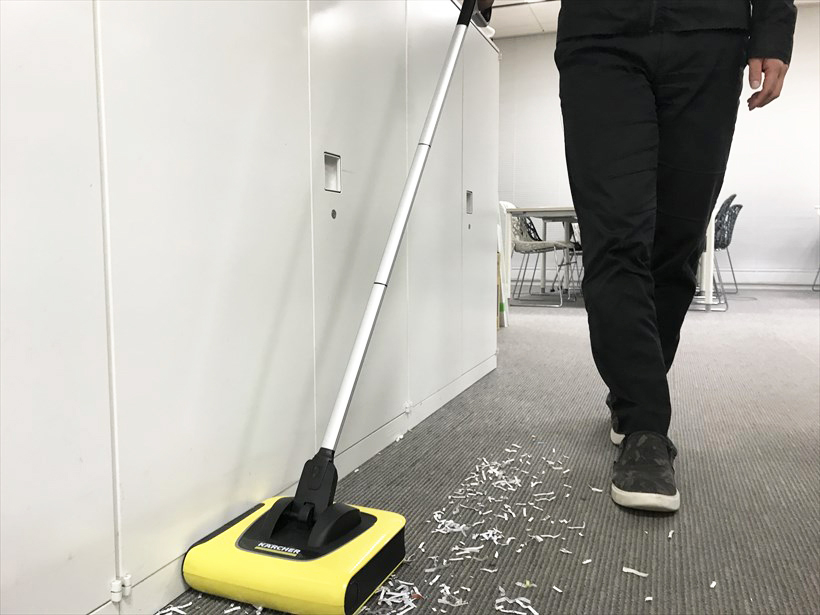 ケルヒャーの1万4000円スティッククリーナー「KB５」を編集部で詳細レビュー！「吸わない」のにゴミが取れることに感動！