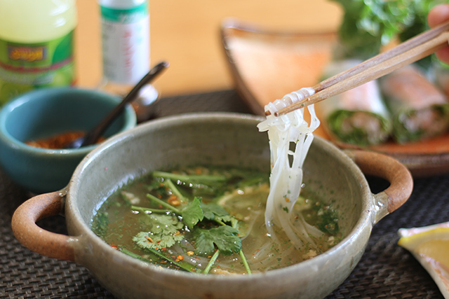優しいスープが身体にしみるベトナム麺が1位に! カルディの「パクチーヌードル」ランキング