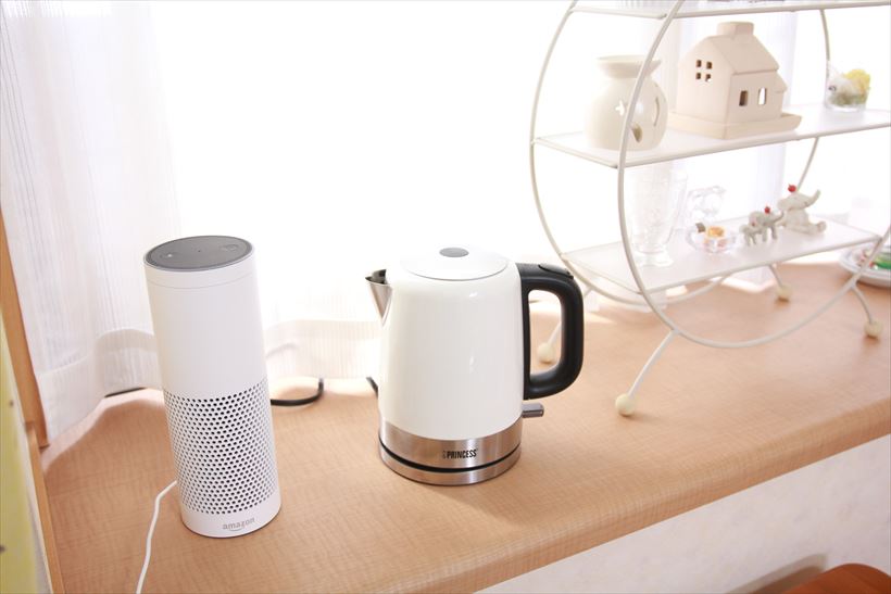 ↑出窓にも置いてみました。スマートスピーカーのAmazon Echoとインテリア雑貨がホワイトだったので、ケトルも白を選んでみたところ、並べてみるとしっくりなじんでいます