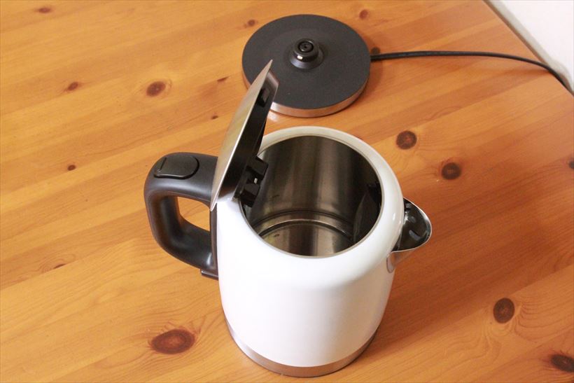 ↑取っ手上部の開閉ボタンを押せば蓋が開きます。写真奥が電源につながるベース