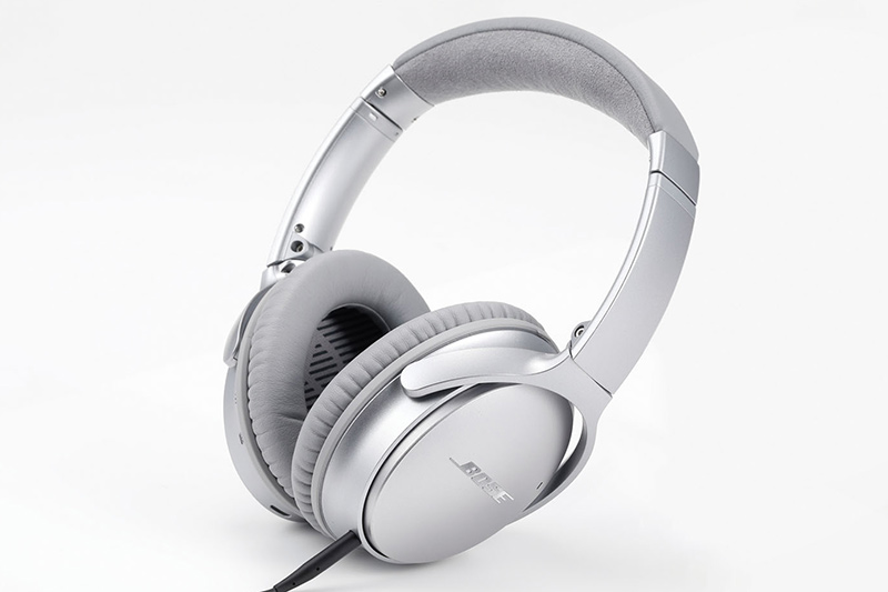 ↑Bluetooth搭載のワイヤレ ス機だが、有線でもリスニン グ可能。航空機内のエンター テインメントなども楽しめる