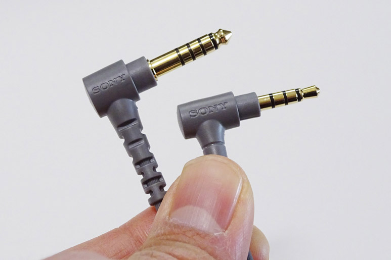 ↑ヘッドホンには2種類のケーブルが付属する。左側が4.4mm/5極のバランスケーブルの端子