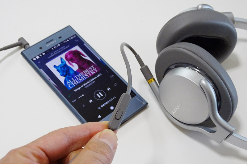 ↑Xperia XZ1との組み合わせでも音質を検証した。アンバランス接続用のケーブルはシングルボタンのリモコン付き