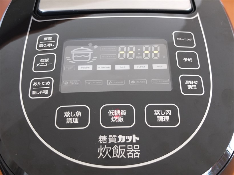 ↑液晶パネルを囲むように配置した操作ボタン。ボタンと対応する各液晶表示と位置が近いので、わかりやすいです