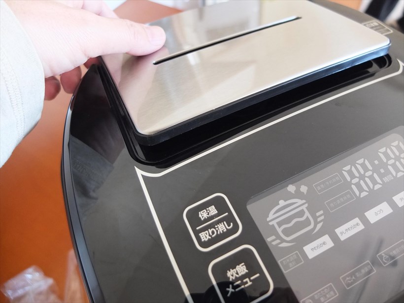 ↑製品カットの撮影中も、ふと気がつくと蒸気出口が浮いていました。これくらいの“浮き”が炊飯にどの程度の影響があるのかわかりませんが、できればスッキリ改善してほしいです