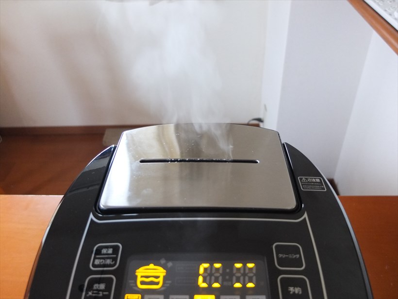 ↑炊飯中の蒸気。圧力式炊飯器のように、蒸気が勢いよく放出されることはありませんが、放出量は多いです
