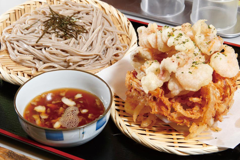 【立ち食いそば】天ぷらの上下で素材が違う…!? サクぷり「海盛りかき揚げ」とモチモチ十割そばが出合う新橋の名店
