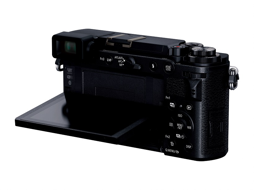↑3型の124万ドットチルト可動液晶モニターを搭載。静電容量式のタッチパネルに対応し、AF測距点の選択やコマ送りがスムーズに行える。EVFもチルト式でローポジション撮影などに対応しやすい