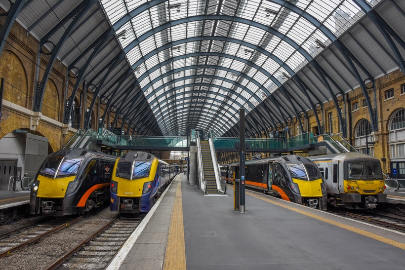イギリスの列車の顔はなぜ黄色い？ 知られざるイギリスの鉄道事情と日本との違い