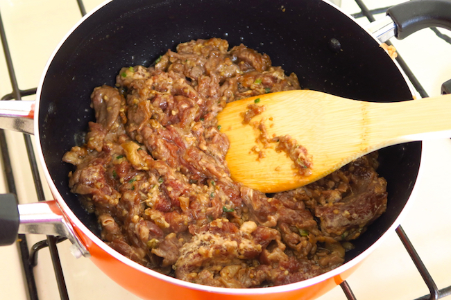 ↑肉の表面を焼くことで、煮込むときに肉の旨味が流れ出てしまうのを防ぎます