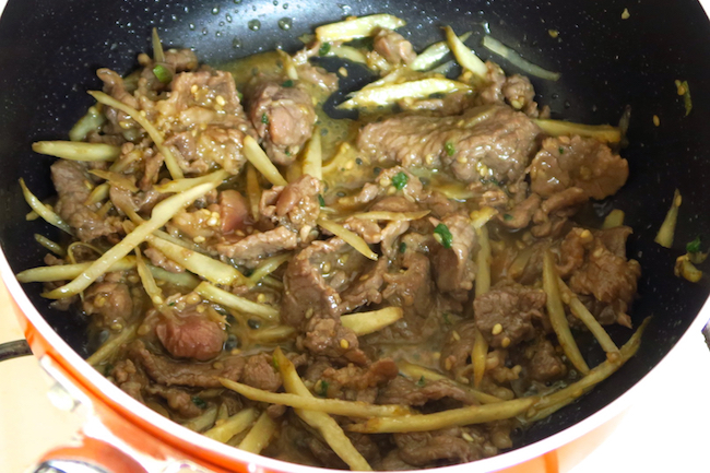 ↑親子丼用の片手鍋がなくても、小ぶりのフライパンでOK。ごぼうは油が回る程度の炒め加減でかまいません