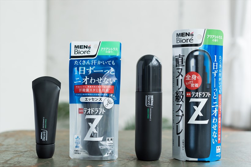 ↑「メンズビオレ 薬用デオドラントZ」のエッセンスタイプ(左)とスプレータイプ(右)。それぞれアクアシトラスの香り(写真)と無香性があります