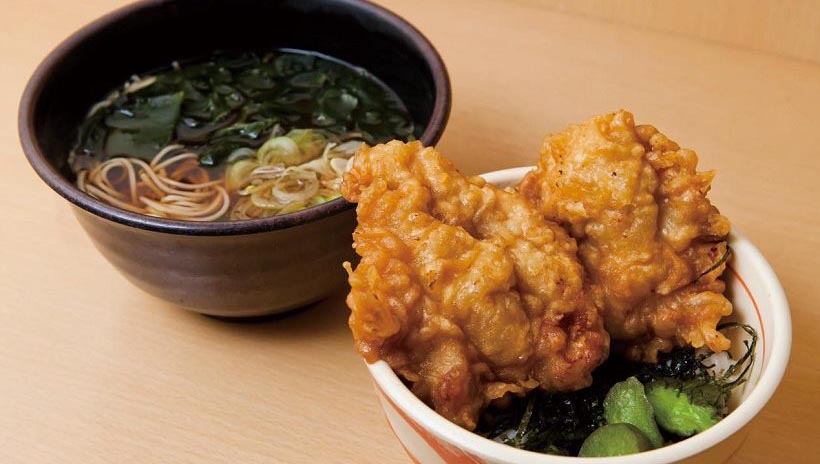 【立ち食いそば】これは、目の錯覚か…? 唐揚げがデカすぎる! 味・ボリュームとも文句ナシの水道橋の名店