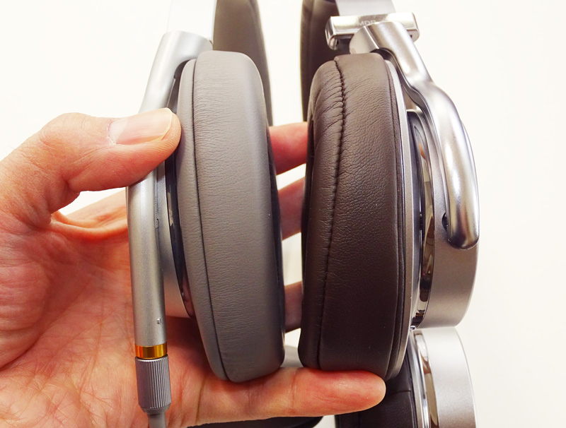 ↑イヤーパッドは右側のMDR-1Aのものは耳の裏側の厚みを変えて音漏れを少なくしている。かといってMDR-1AM2の遮音性が低いわけではなく、装着していると徐々に耳にフィットしてくるような新しいクッション素材に変更されている