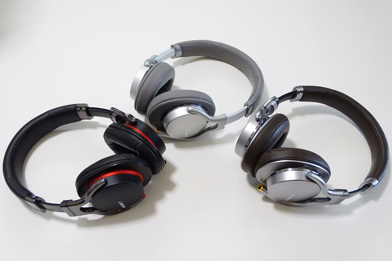 ↑左端に用意したのがシリーズの初代モデルMDR-1R。MDR-1AM2（中央）、MDR-1A（右端）と音を聴き比べた