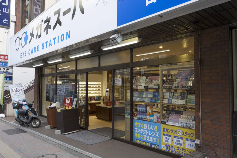 ↑高田馬場駅前から徒歩5分という好立地にあるメガネスーパー 高田馬場本店