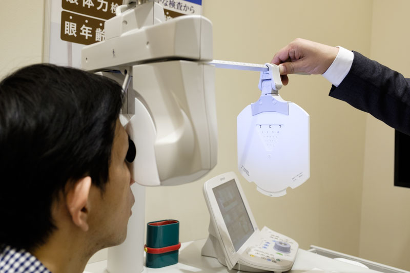 ↑遠方・近方での見え方の違いも含めて両眼の視力もしっかりとチェックしてくれる