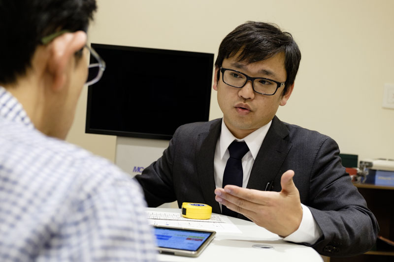 ↑検査の結果を詳しくうかがいつつ、目のコンディションに関する悩みを押川氏に伝える。長く使うメガネを作るためには入念なクリニックが欠かせない