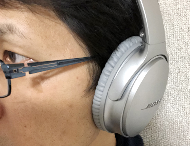 ↑細身なのでヘッドホンを装着した状態でも締め付けがなく快適