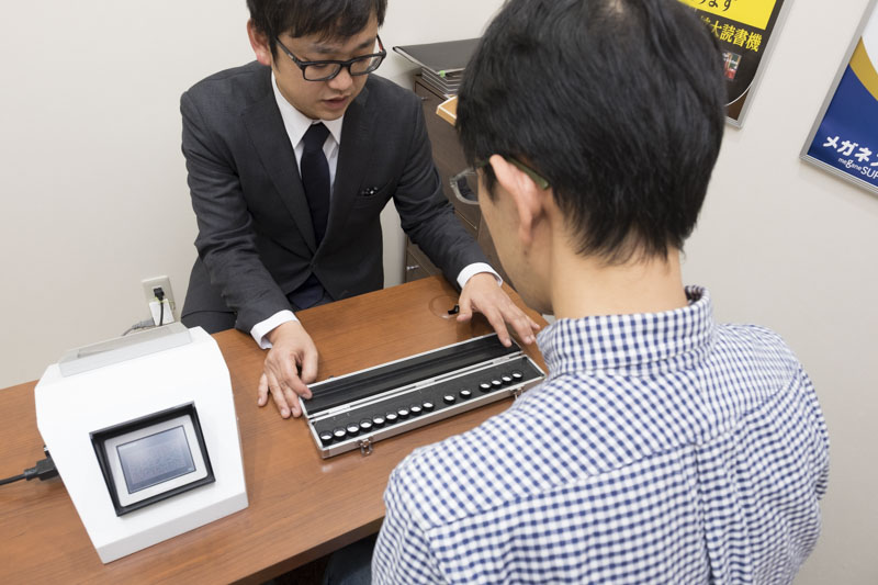 ↑メガネスーパーでは様々な色覚特性を持つ方の色の見え方を正しく検査するための機器や補正して整えるレンズも提供している