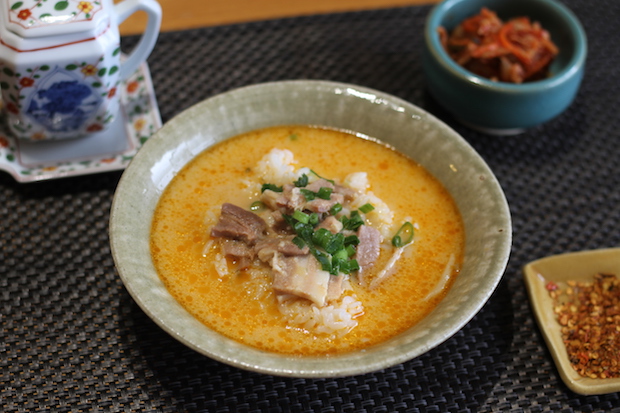 カルディ ご飯にかけるだけ「クッパスープ」ランキング – 1位は濃厚とんこつの奥深い味!