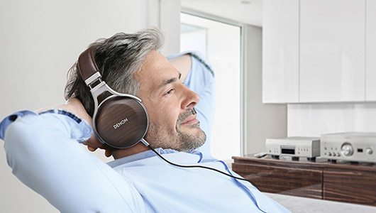 大人の雰囲気漂う天然木ハウジング採用! デノンの密閉型ヘッドホン「AH-D5200」
