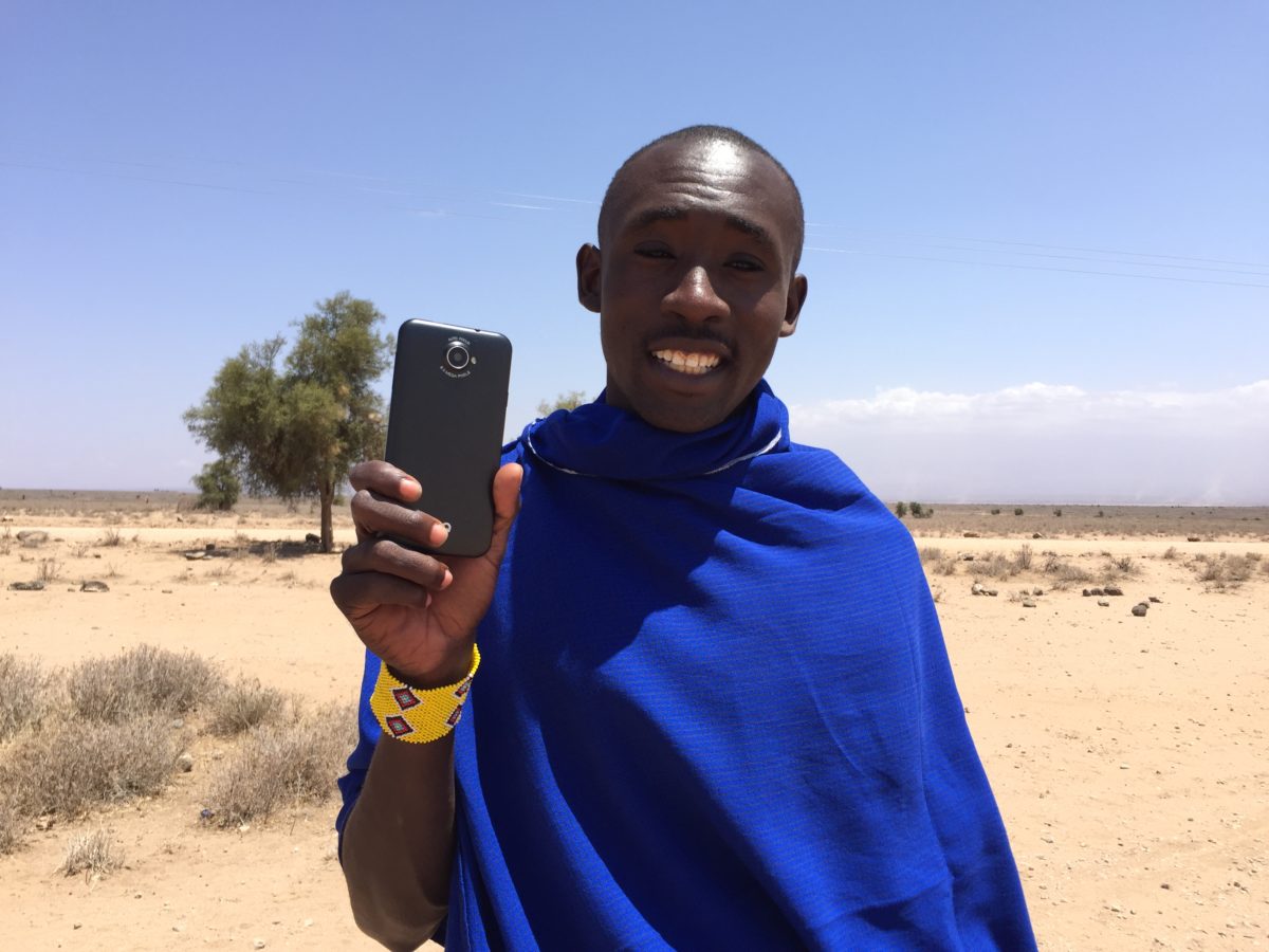 スマホ充電のために10キロ歩く！ 史上初のマサイ族ライターがめっちゃ頑張っててカワイイ