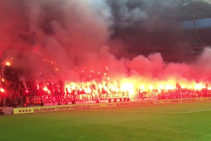 これがトルコサッカー！ 2万人が集結した公開練習に、長友も「人生初」とビビる