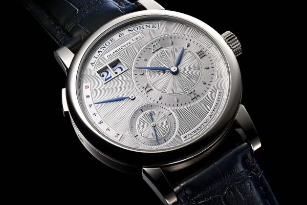銀座ブティック10周年記念限定モデルは緻密なギヨシェに青の組み合わせが見事なランゲ1