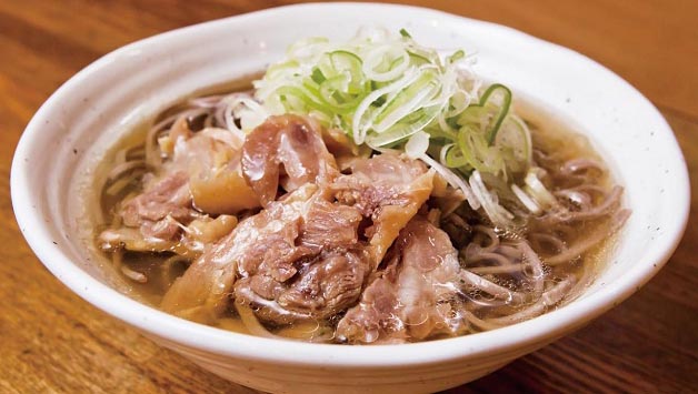 【立ち食いそば】「冷たい肉そば」といえばココ! モチモチ太麺に負けない濃厚鶏だしが身体にしみる小川町の名店