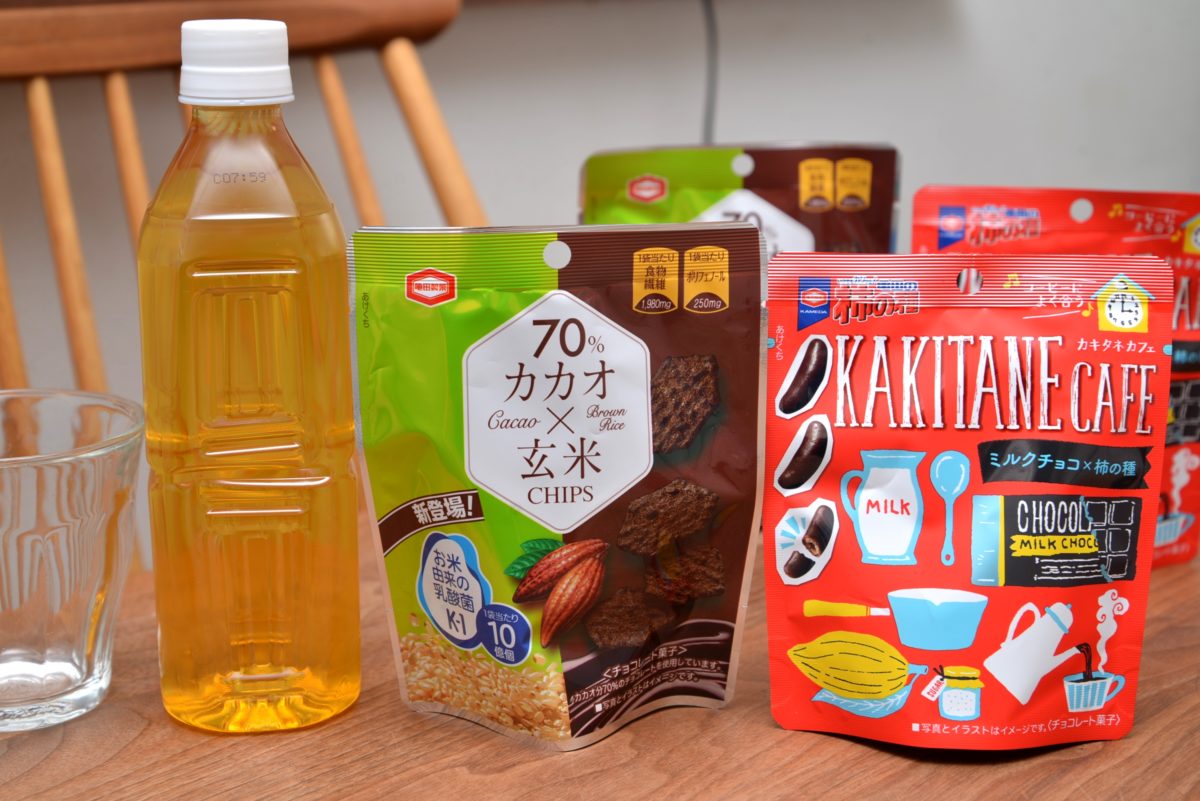 カカオとお茶は合うのか？ 亀田製菓の真意を食べ飲み比べでガチチェック！