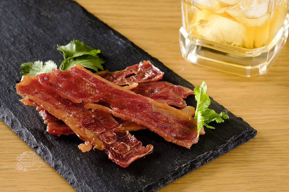 1枚で3分は噛んでられる! 宮内ハム「合鴨ジャーキー」は蒸留酒にドンピシャのおつまみだ
