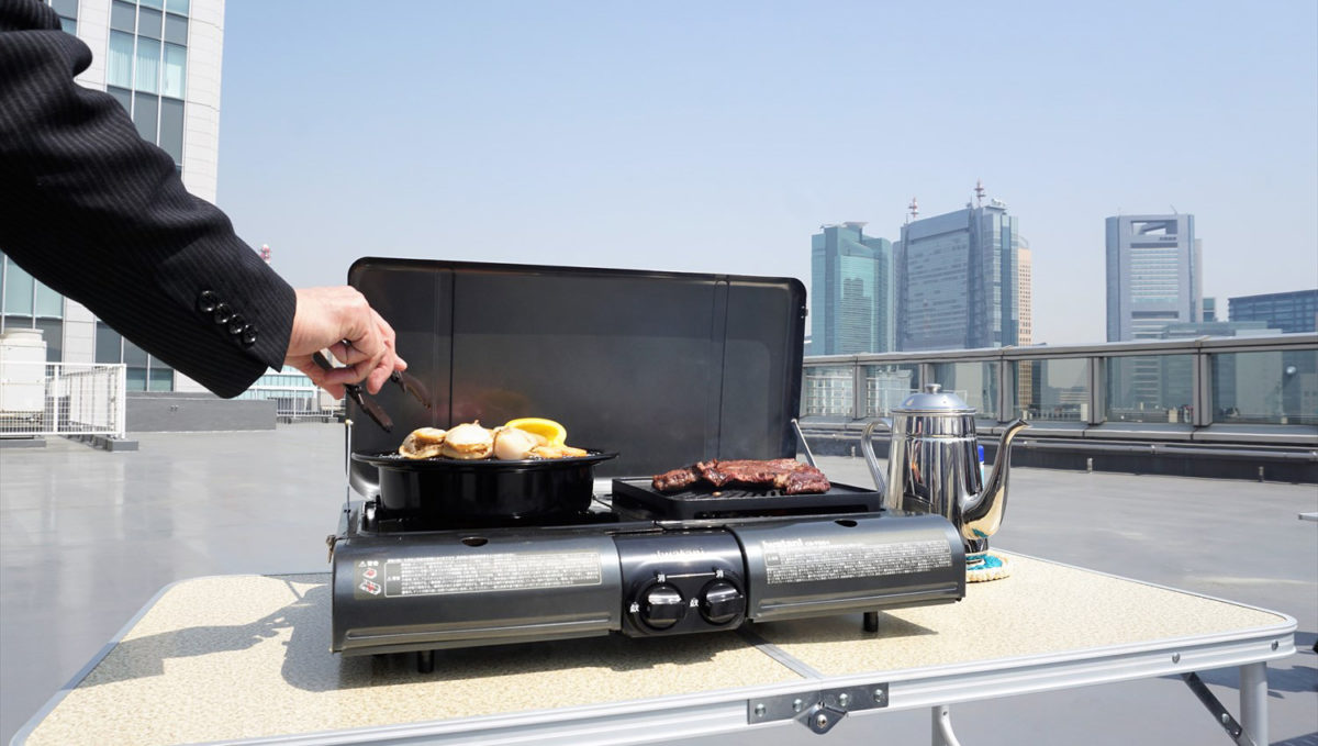 BBQがこんなに簡単でいいの? 強風の屋上でも余裕で焼けるカセットガス式グリルが登場
