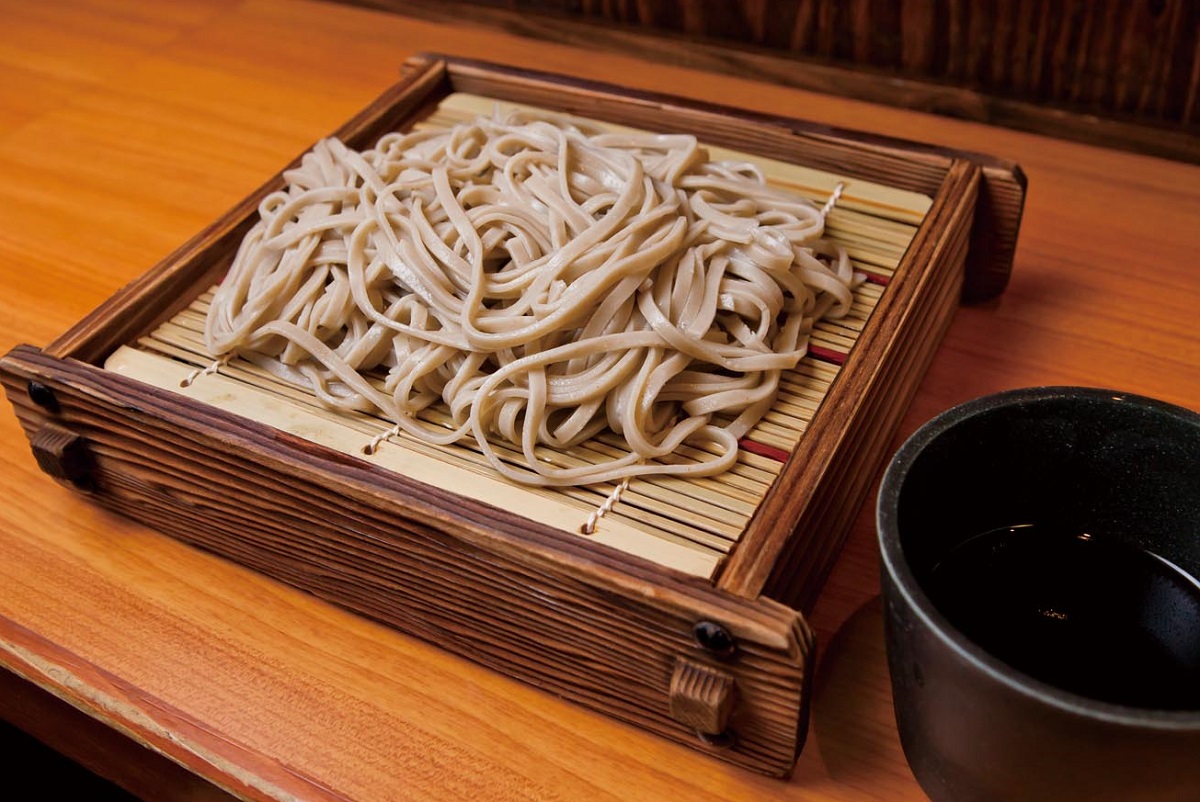 【立ち食いそば】製粉から行う「ゆでたて十割そば」が320円? 鮮度バツグンの平打ち麺で若者の心をつかむ渋谷の名店