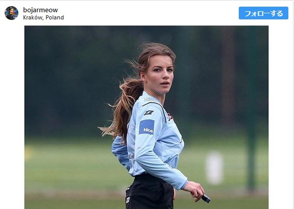 インスタにはなぜか水着ショットも！　ポーランドの「美しすぎるサッカー審判」がスゴイ