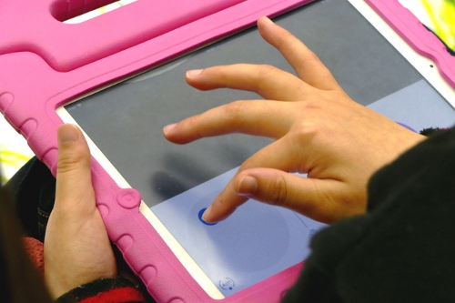 教師がiPadを使えば環境が変わる、熊谷特別支援学校で見たICT教育の実際