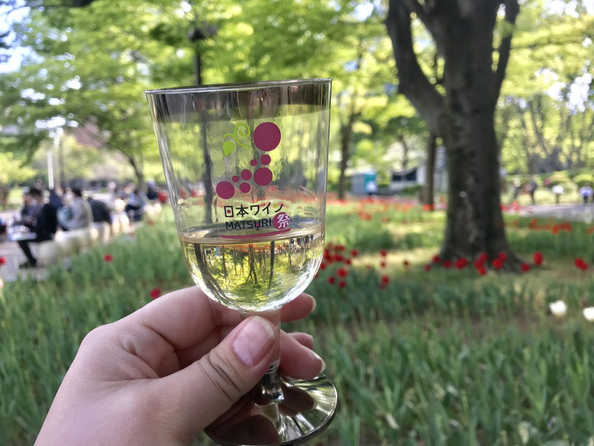 暑い日はシュワっとしたスパークリングワインで乾杯！ 1杯目に飲みたい「日本ワイン」は？