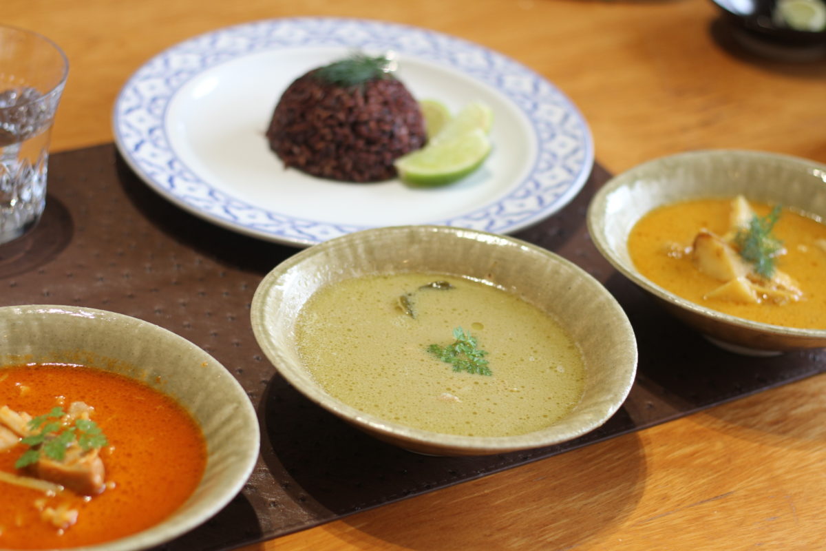 赤・黄・緑で一番美味しかったカレーはどれ? カルディの「本格レトルトタイカレー」ランキング