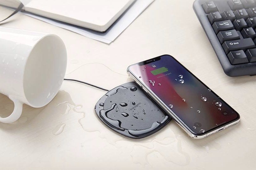 今なら1200円お得! ワイヤレス充電器なのに防水な「F305W」は水中に1分沈めても壊れません