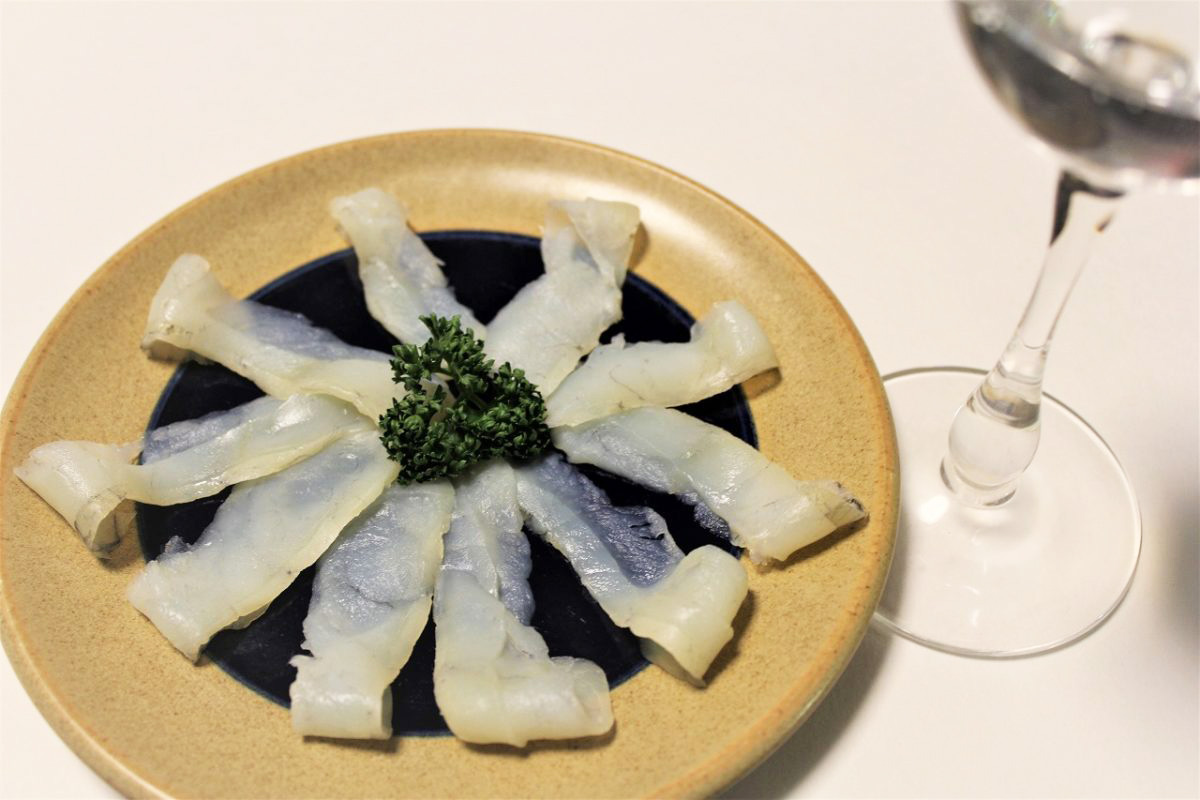 「ふぐの生ハム」が600円台でいいの? やっぱり日本酒が合う、やさしいのにリッチな味