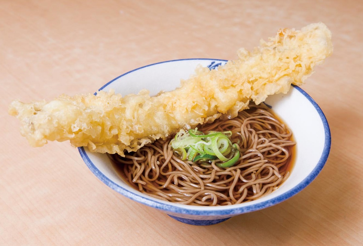 【立ち食いそば】丼をはみ出す「穴子天」が絶品! 麺の食感、のどごしも「高級そば店に匹敵」する京急田浦の名店