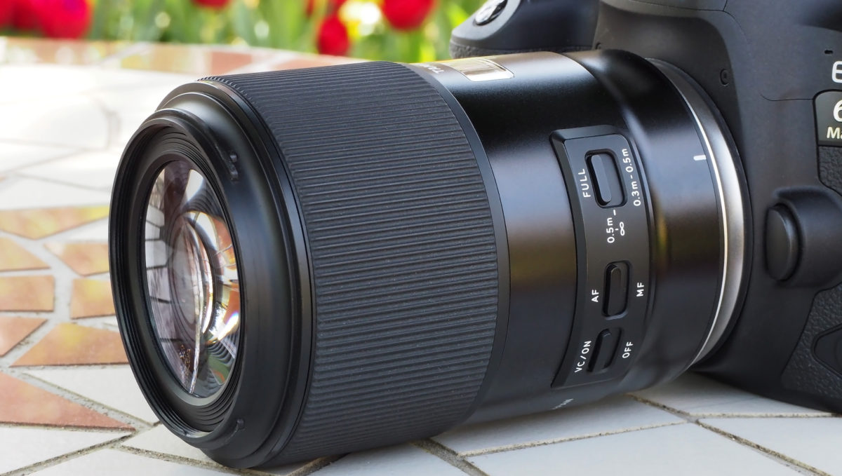 カメラ界の生ける伝説!! プロが愛してやまないタムロン「90mmマクロ」の魅力とは？