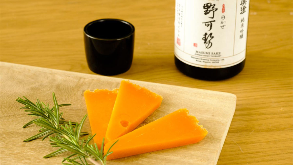 「チーズ迷子」は、これ選んどけば? 成城石井で見つけた「ミモレット」を同店オリジナルの日本酒とともに