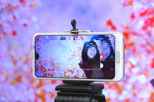 auの夏スマホは「デュアルカメラ」がトレンドに！ そのなかでもプロが驚いた一機は？